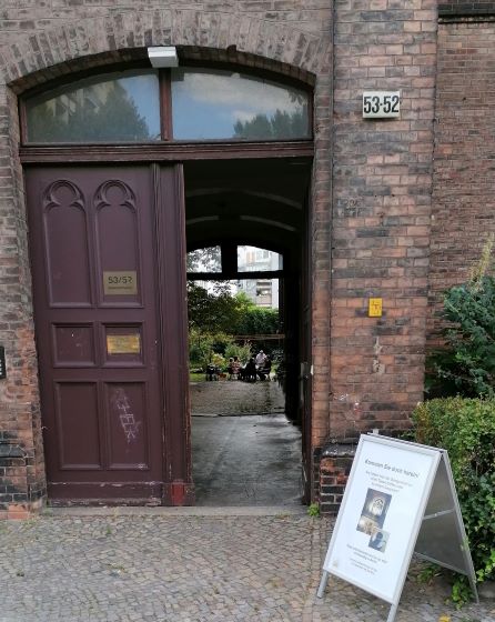 Offene Tür zum Hofcafé