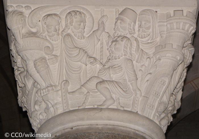 Jesus heilt einen Gelähmten. Kapitell in der Kirche von Saint-Aubin de Saint-Aubin-du-Cormier