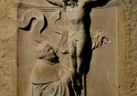 ein relief auf dem luther den gekreuzigten anbetet